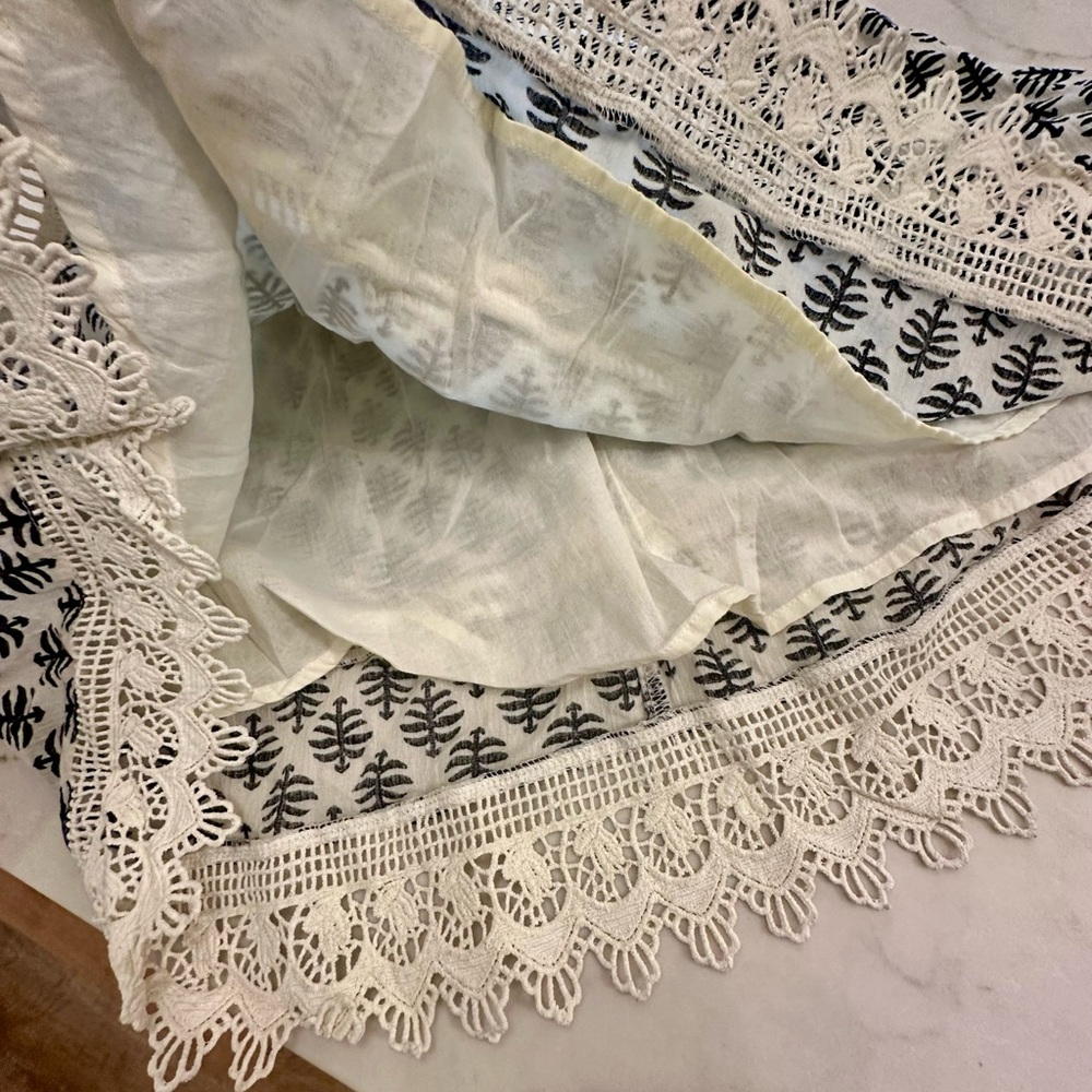 Old Navy Black and White Chemise with Geometric Pattern - Picture 4 of 6